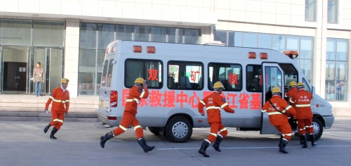 图为：闻警出动，，，，，，，，争分夺秒
