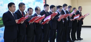 集团总部机关部分总监、高级司理以一首精彩的配乐诗朗诵，，，，，深情地表达了全体机关干部对集团公司2020年的优美祝愿。。。。。。。