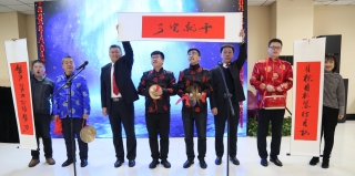 由宣传部编演的三句半“我们”，，，，，以诙谐诙谐的体现形式，，，，，回首了2019，，，，，展望了2020，，，，，在会场上掀起阵阵掌声。。。。。。。01