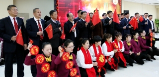 集团公司向导与全体演职职员配合合唱《我和我的祖国》，，，，，把迎新春茶话会推向了热潮。。。。。。。01