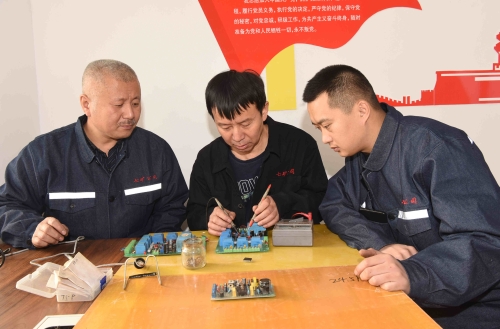 000   七矿公司新兴矿王守朋事情室坚持手艺立异，，，，，，，，科技创效，，，，，，，，效果显著。。。。。图为王守朋（中）与科研小组在一起专研营业。。。。。孙国祥摄_副本