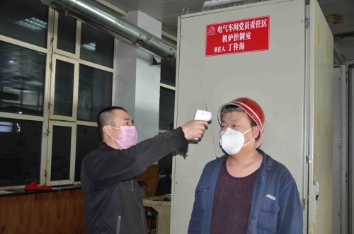 七台河公司热电厂锅炉车间党员班长王培军，，，，，，，疫情时代坚持每班为职工监测体温，，，，，，，耐心嘱咐职工“勤洗手、戴口罩、休息好、兑规作业”，，，，，，，职工亲热地称呼他是“康健管家”。。。。。。。（王贤宝  摄）