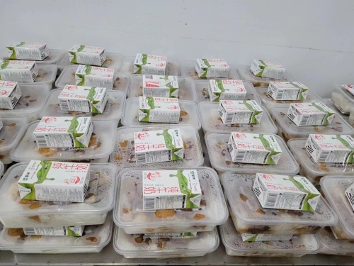 为煤矿生产建设单位井下采掘一线职工、辅助工人增配了盒装牛奶，，，，，，牛奶经太过装与班中餐一同由送饭职员配送到井下事人情